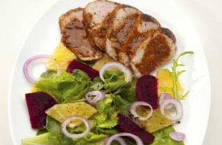 Cerdo con ensalada de beterraga Cerdo con ensalada de beterraga